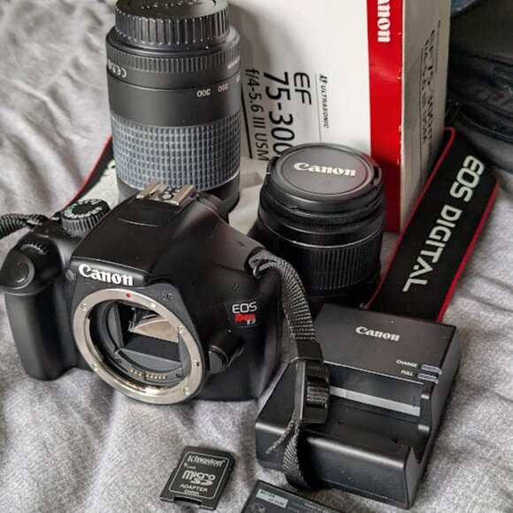 Canon Camera with 2 lenses memory card, original Charger, + Bag - Picture 5 of 11